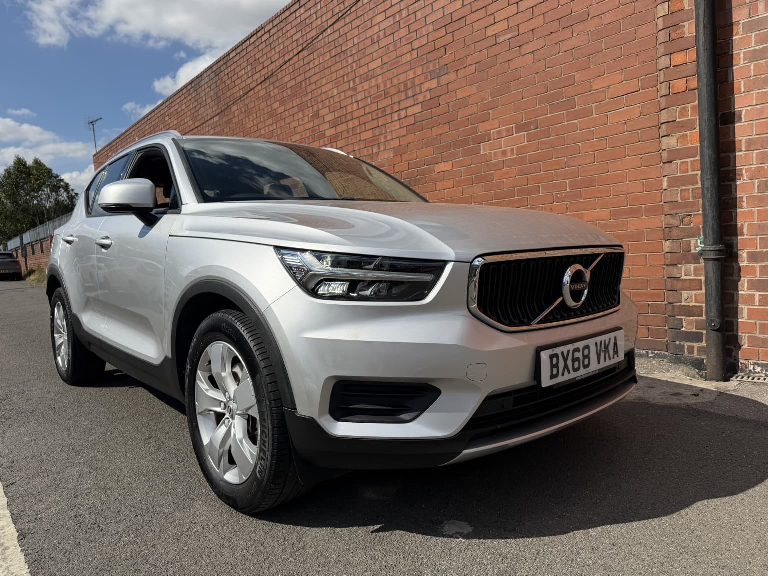 Volvo XC40 - image 1 of 17