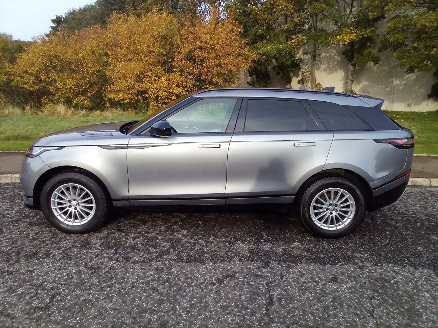 2020 Land Rover Range Rover Velar 2.0 D180 R-Dynamic AUTO 4WD in grey — photo 1 of 19