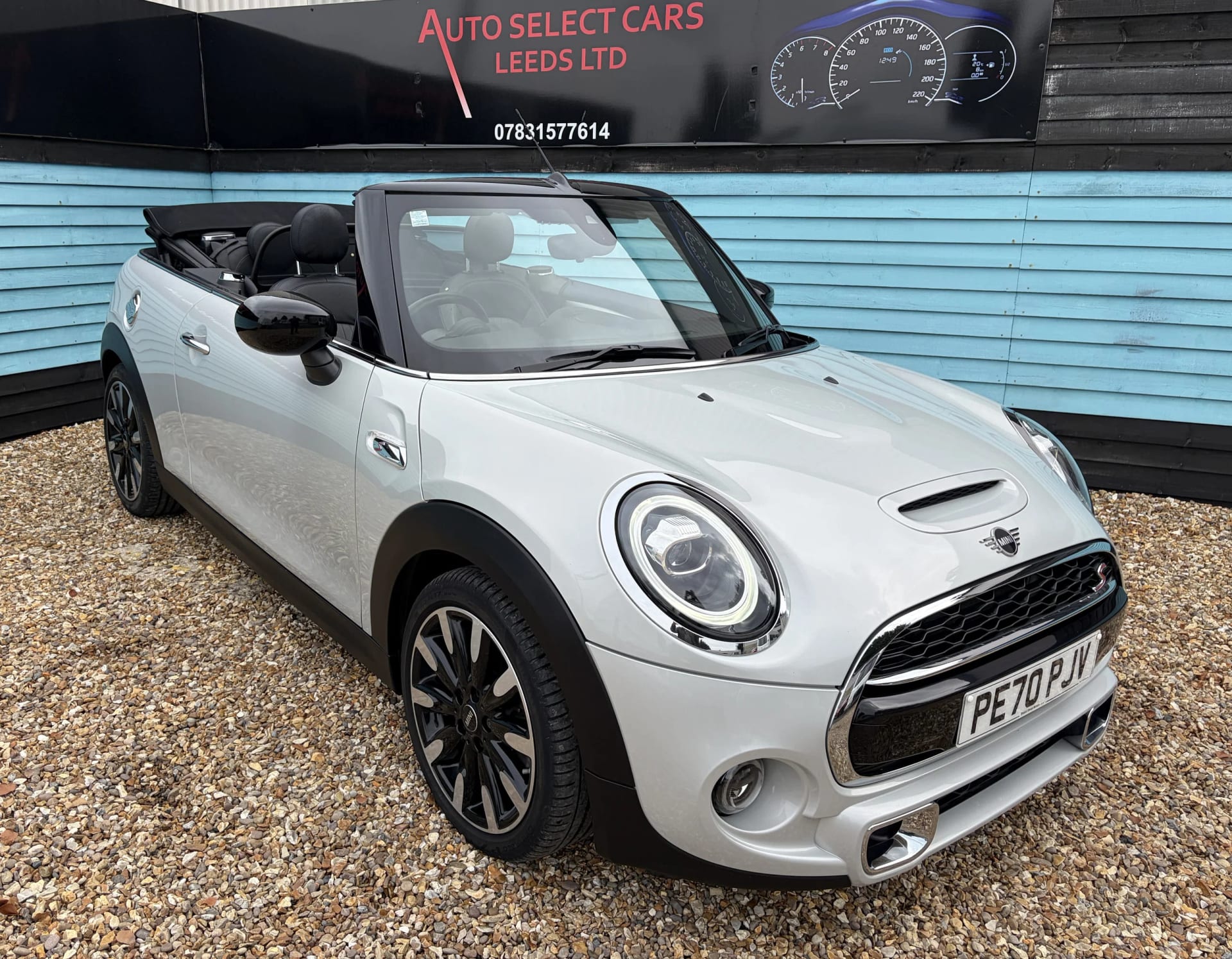 MINI Convertible - image 1 of 56