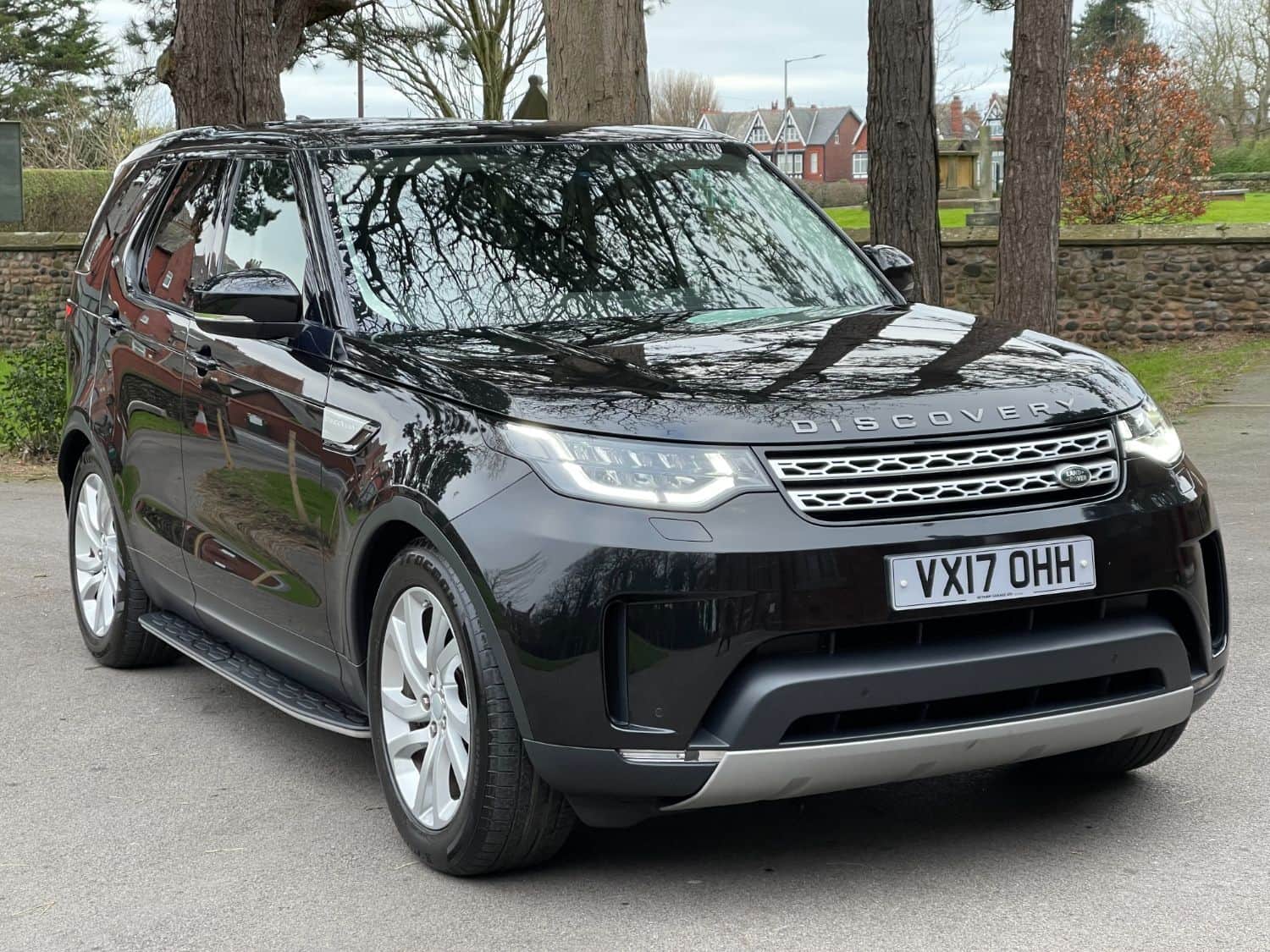 Land Rover Discovery - image 1 of 20