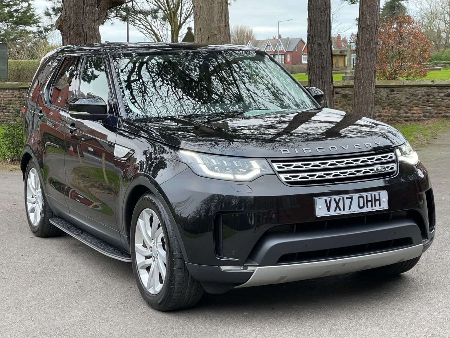 Land Rover Discovery - image 1 of 20