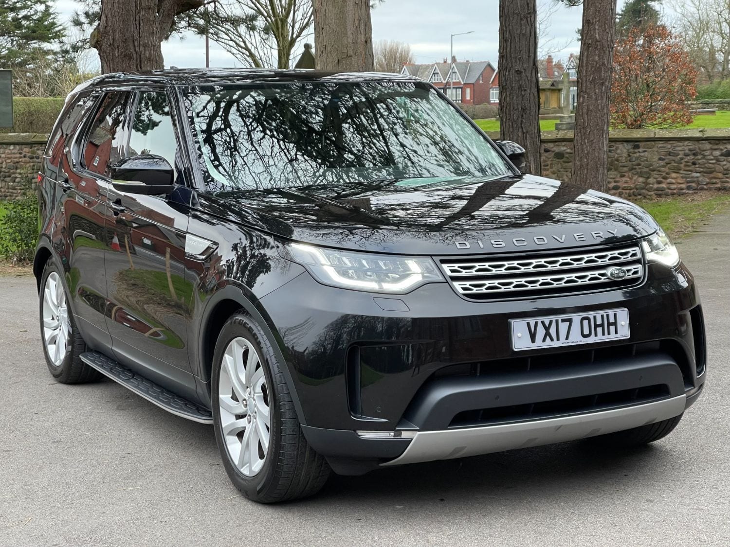 Land Rover Discovery - image 1 of 20