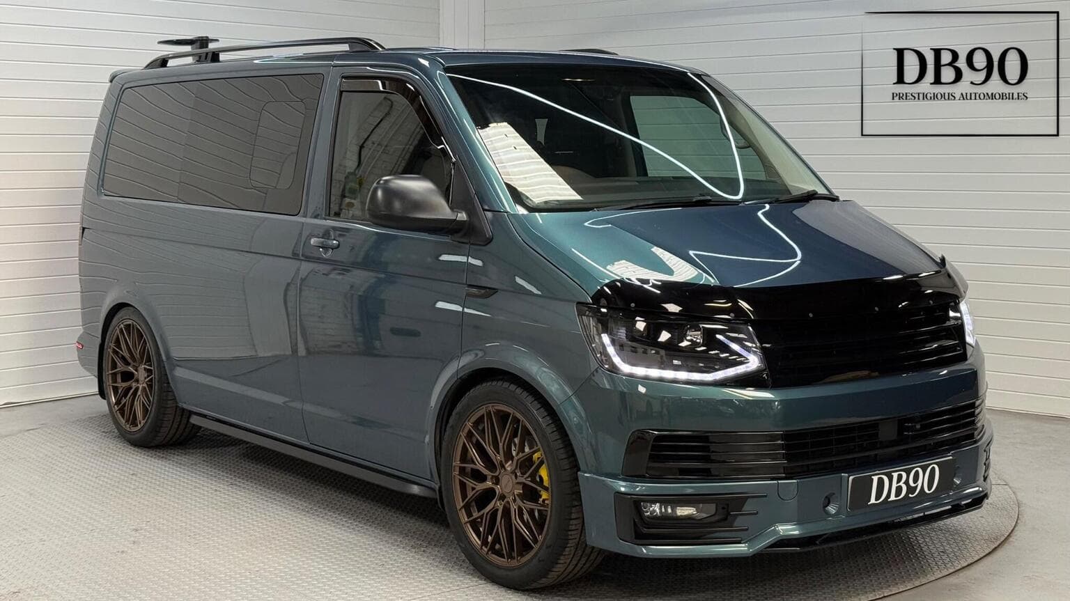 Volkswagen Transporter - image 1 of 76