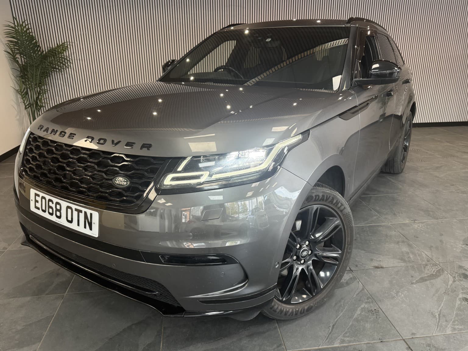 Land Rover Range Rover Velar - image 1 of 27