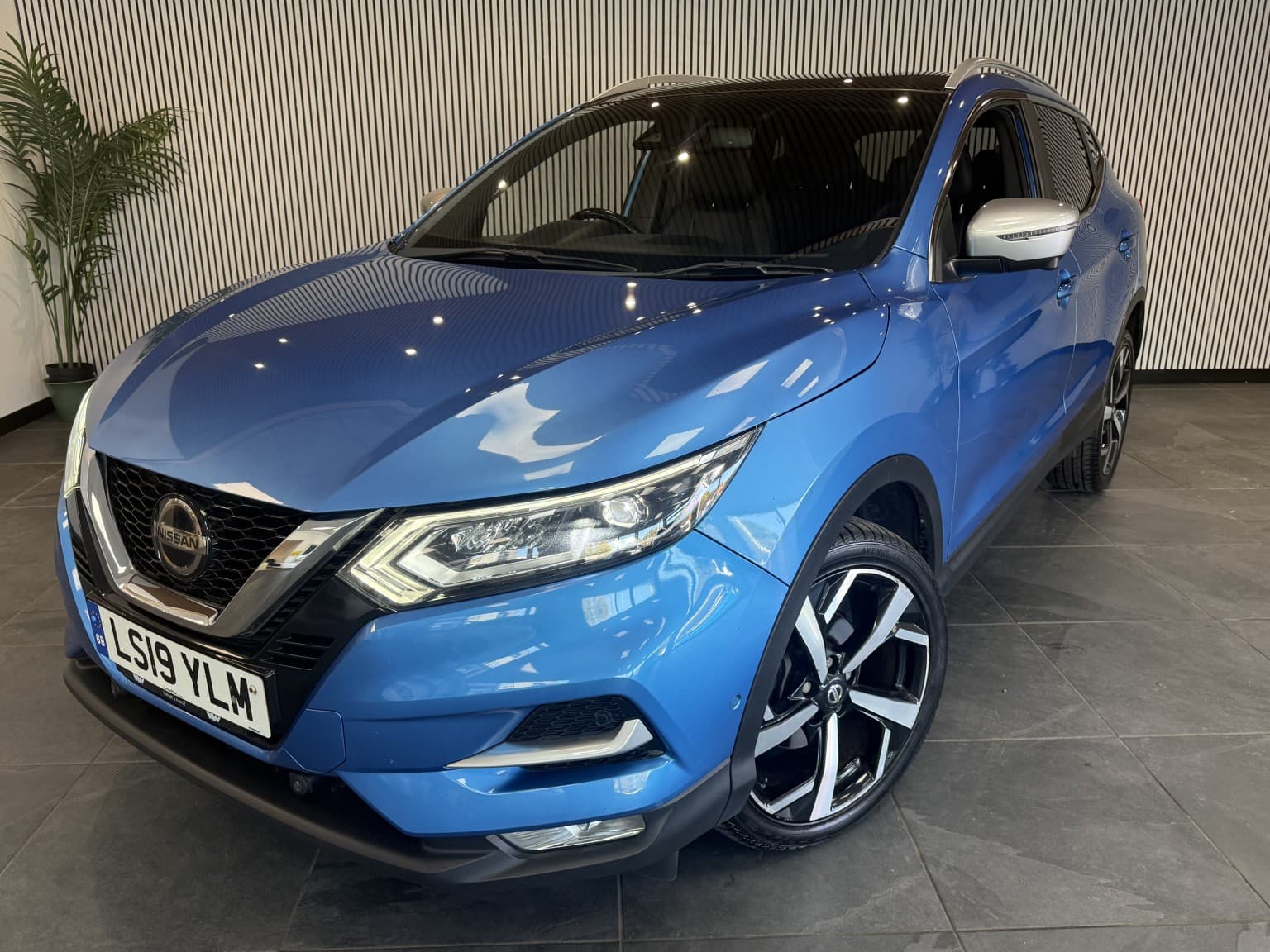 Nissan Qashqai - image 1 of 28