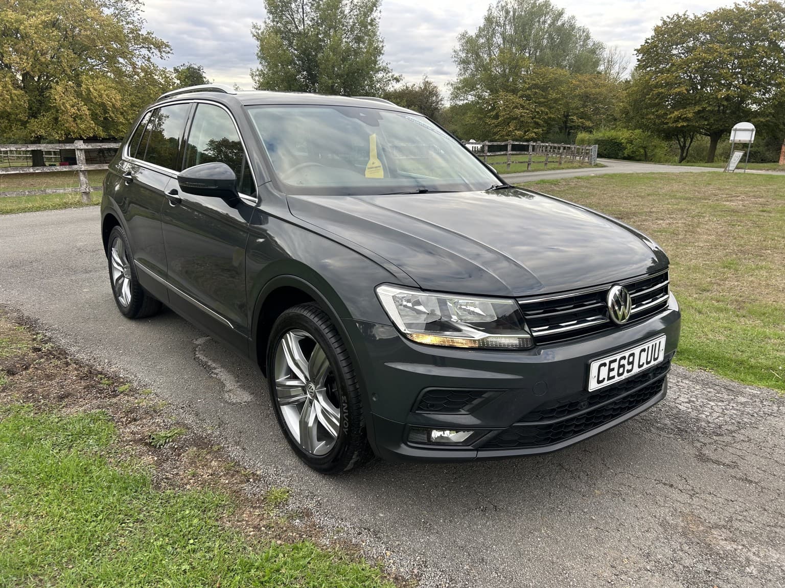 Volkswagen Tiguan - image 1 of 36
