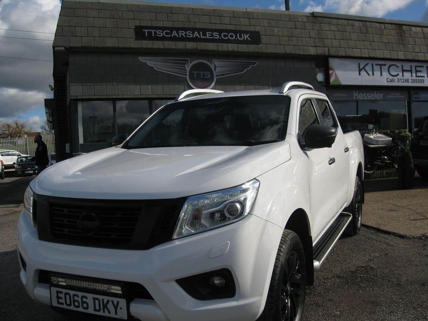 Nissan Navara - image 1 of 24