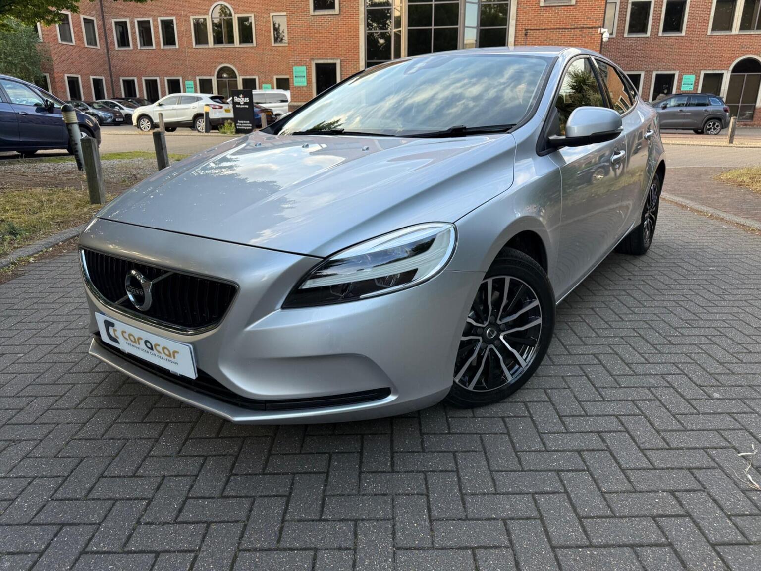 Volvo V40 - image 1 of 56