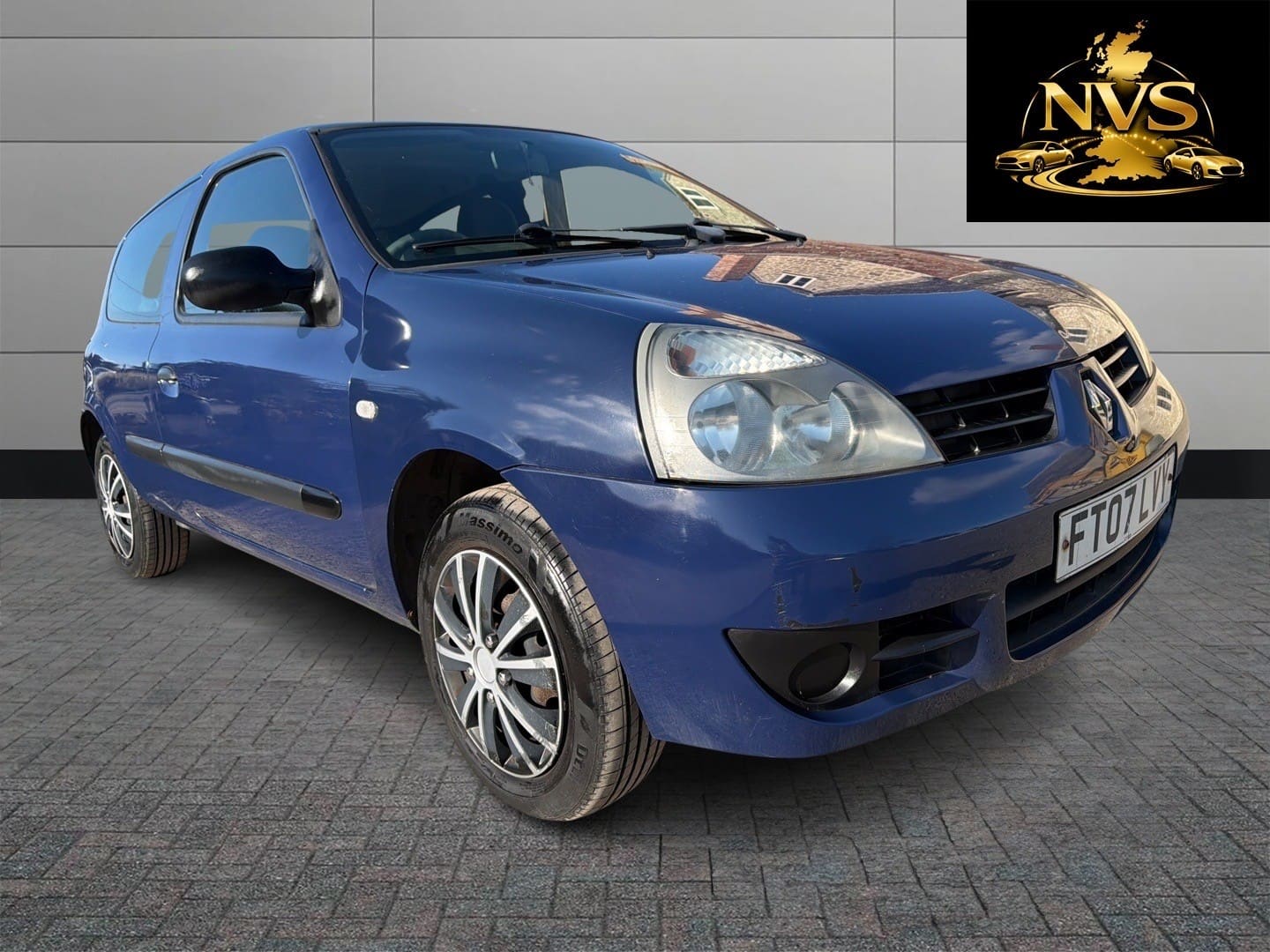 RENAULT CLIO - image 1 of 13