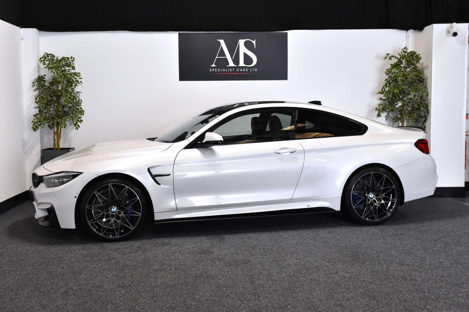 BMW M4 - image 1 of 32