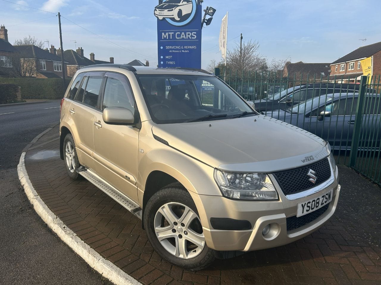 Suzuki Grand Vitara - image 1 of 24
