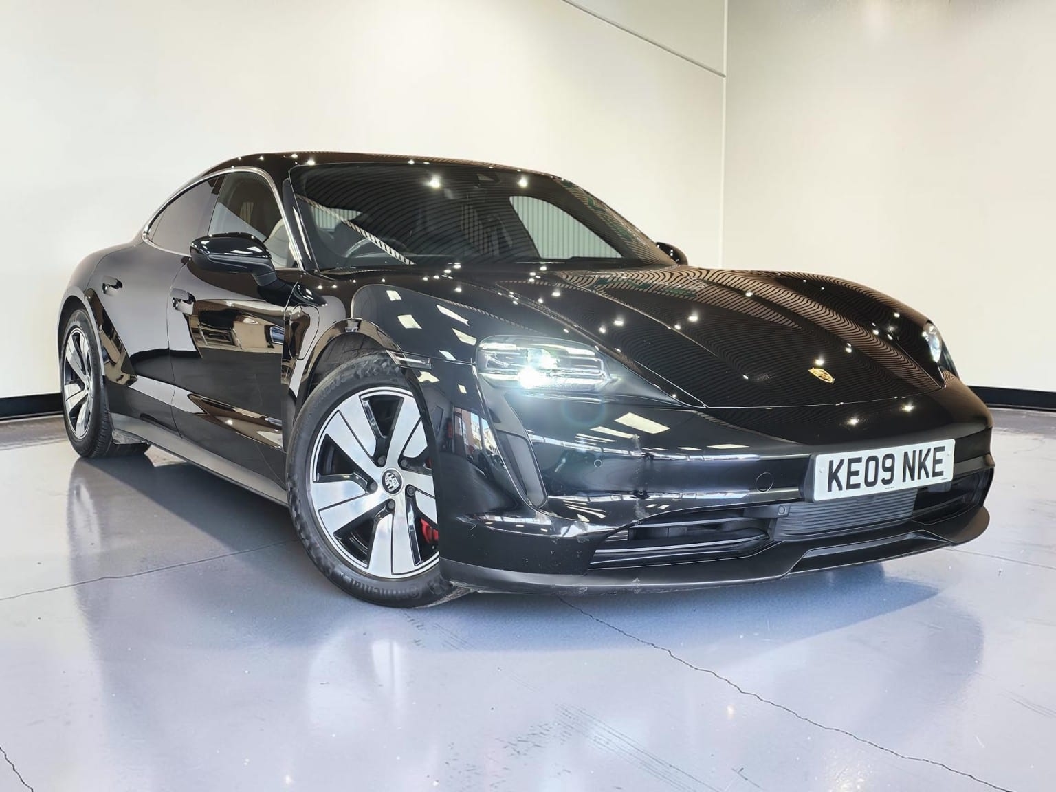 Porsche Taycan - image 1 of 38