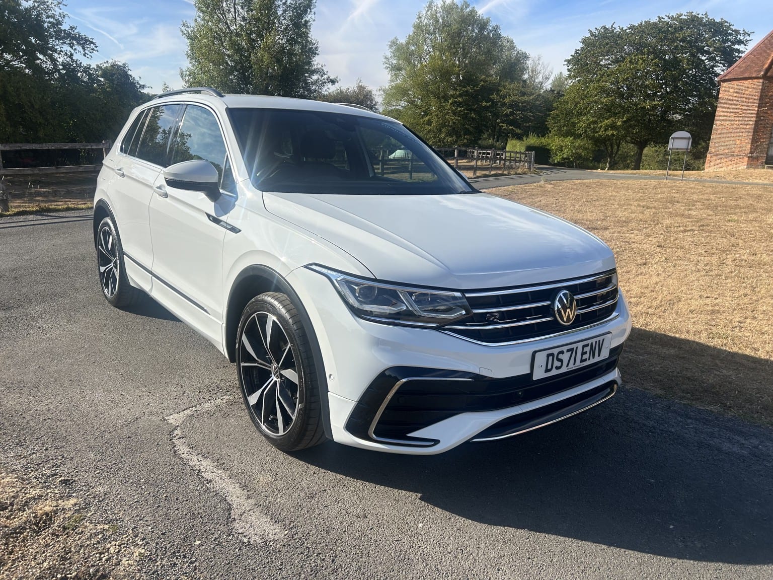 VOLKSWAGEN TIGUAN - image 1 of 37