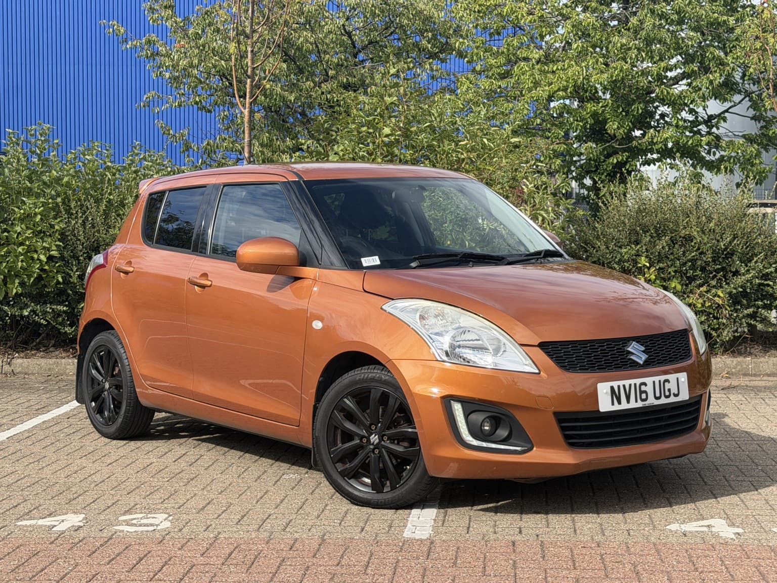 Suzuki Swift - image 1 of 25