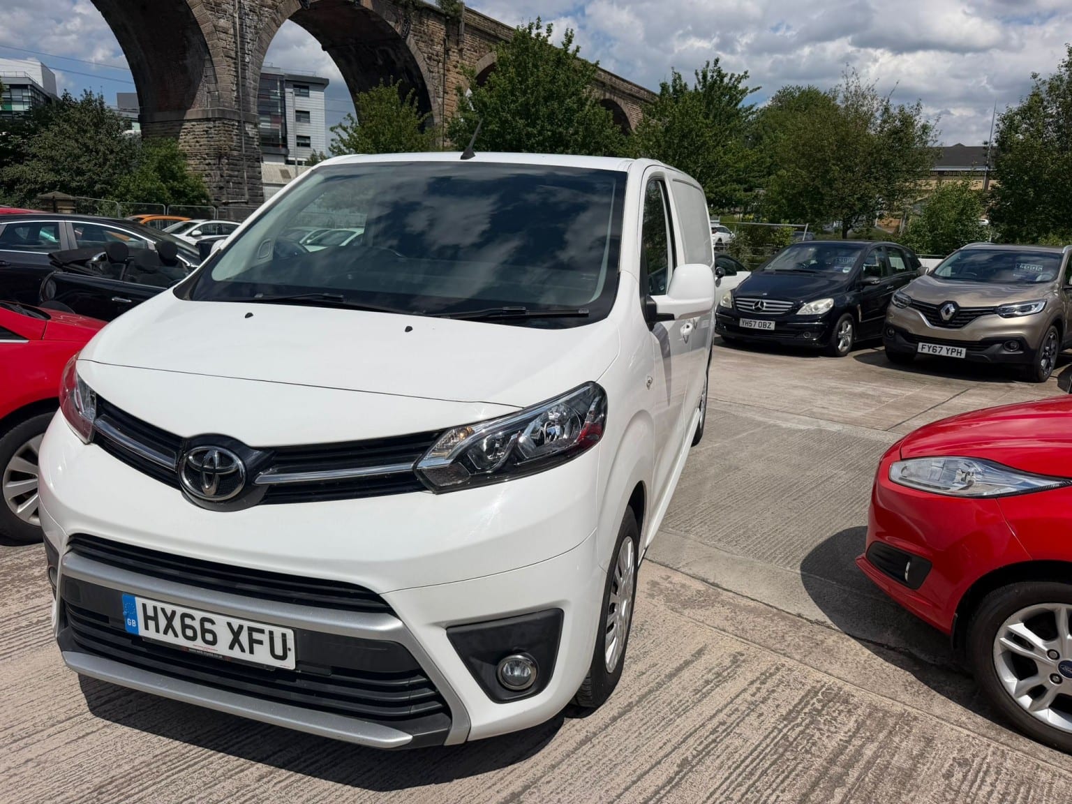 Toyota Proace - image 1 of 21