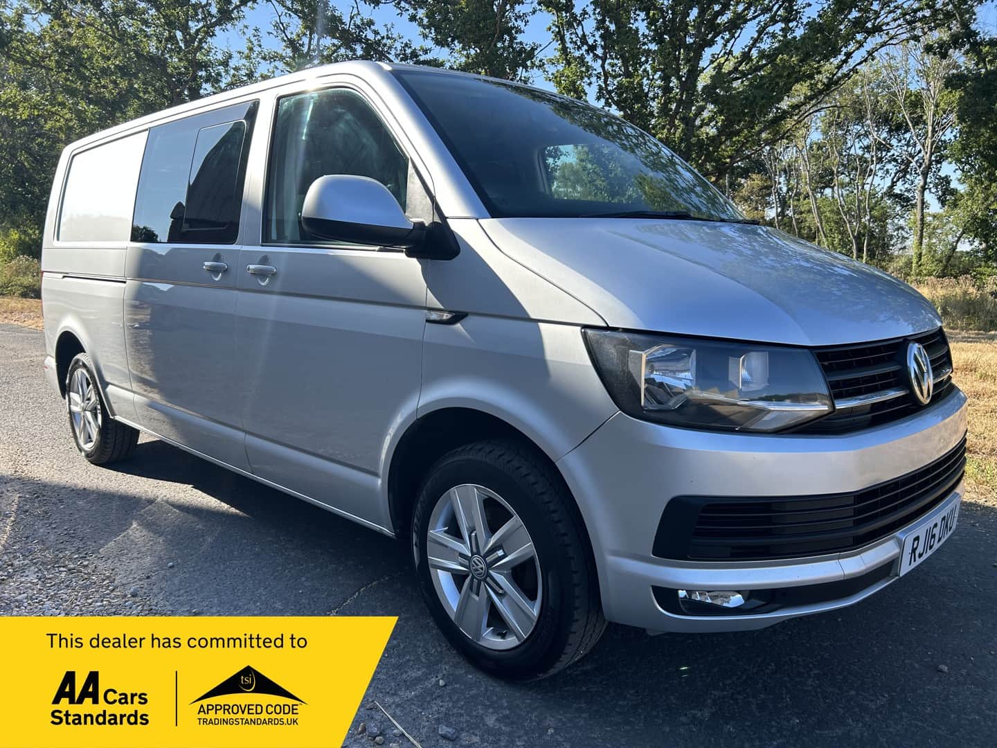 Volkswagen Transporter - image 1 of 36