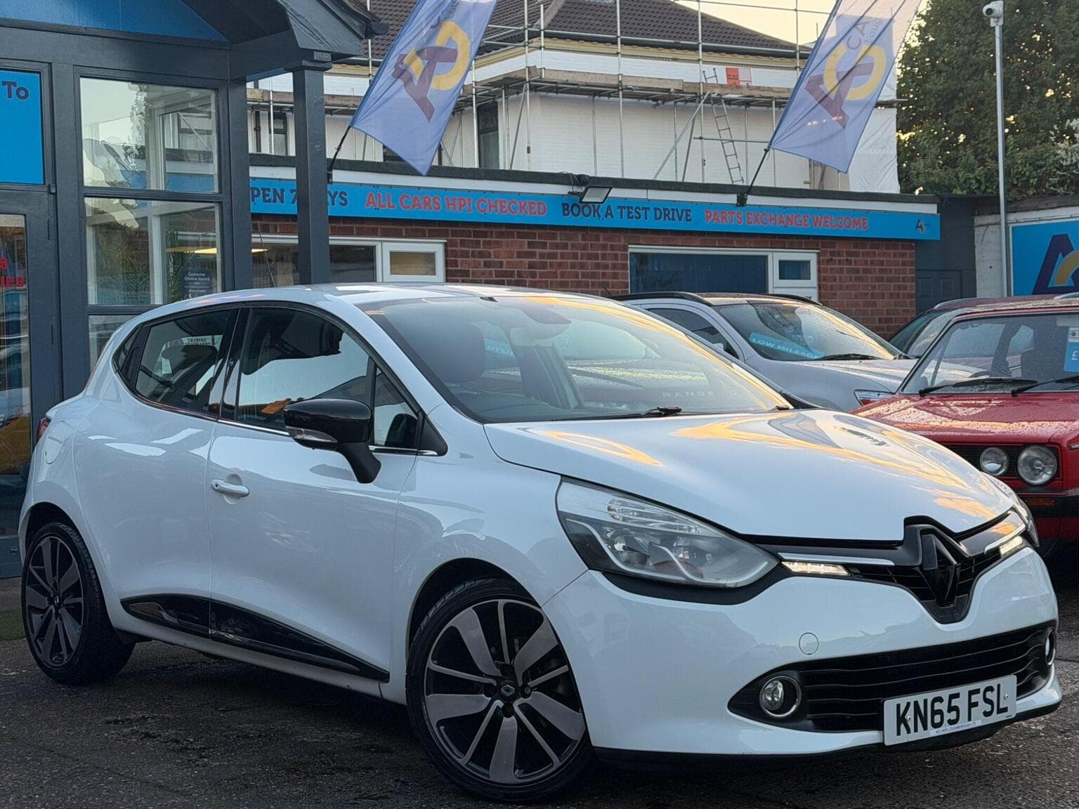 Renault Clio - image 1 of 68