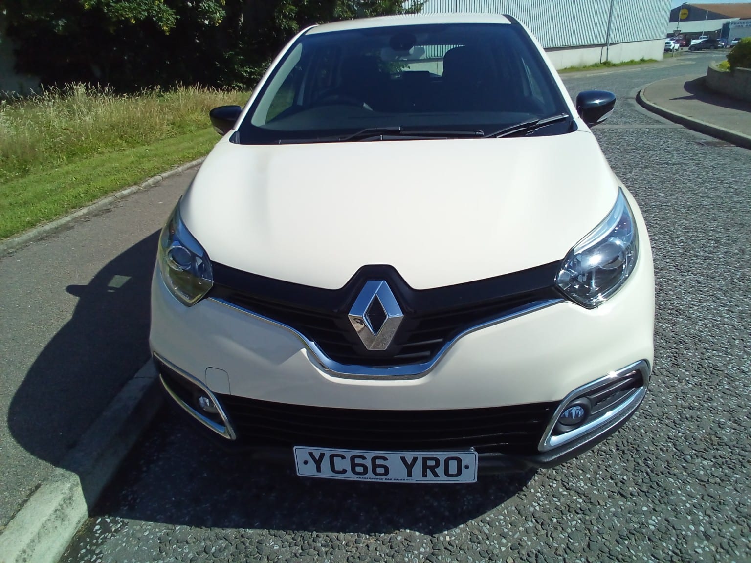 Renault Captur - image 1 of 14