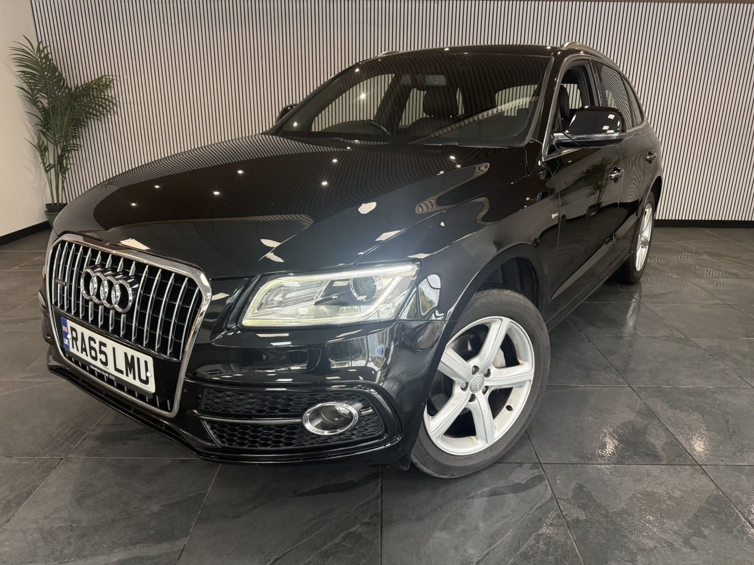 Audi Q5 - image 1 of 23