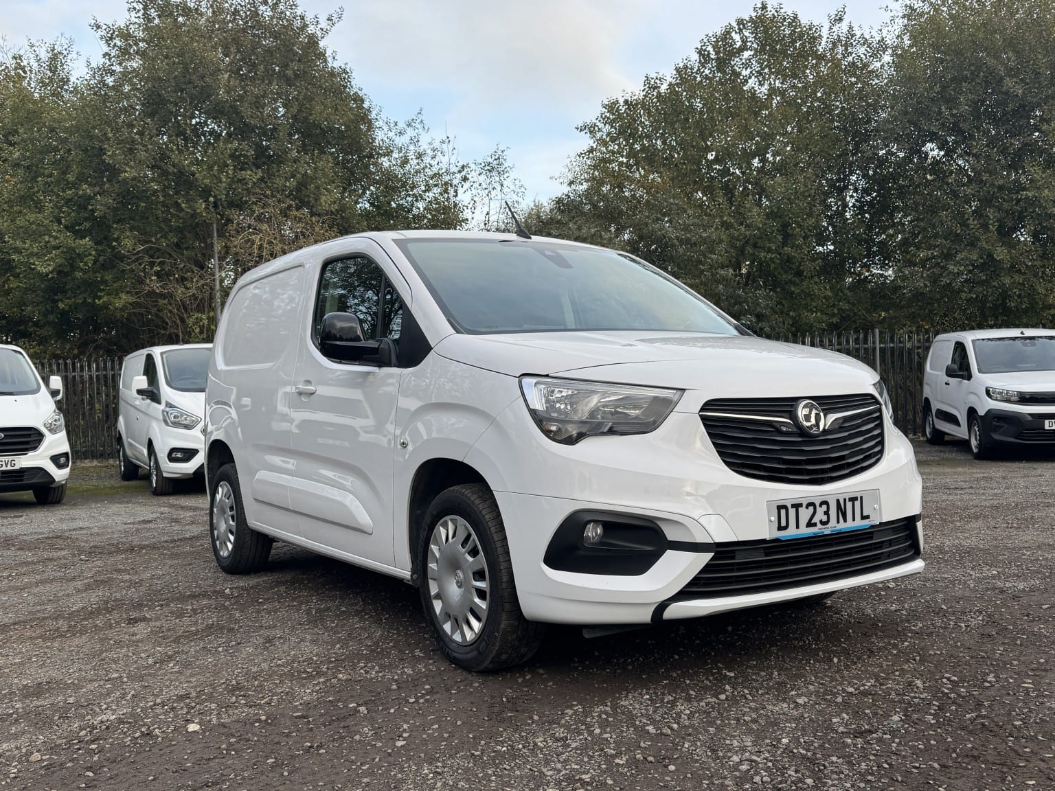 Vauxhall Combo - image 1 of 34