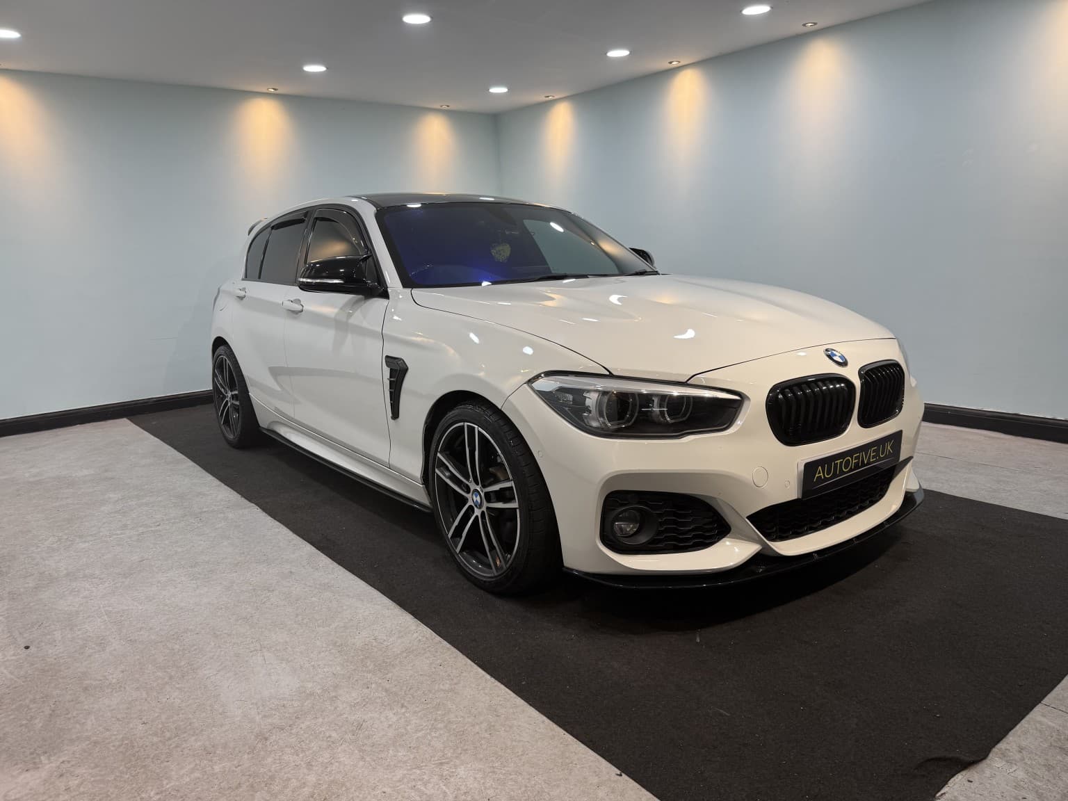 BMW 1 Series - image 1 of 36