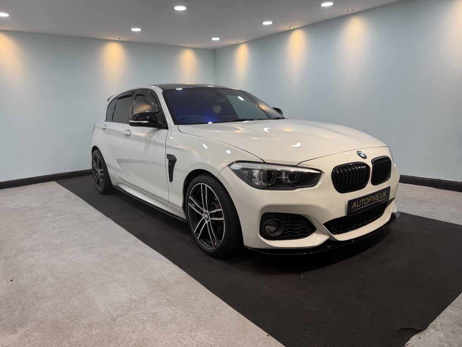 BMW 1 Series - image 1 of 36