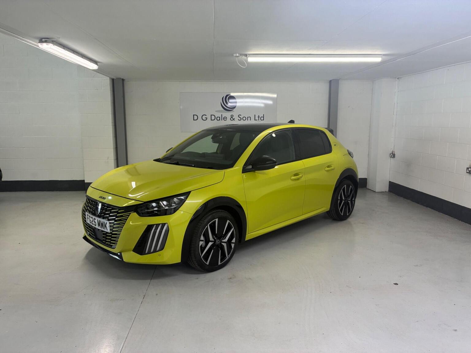 Peugeot 208 - image 1 of 13