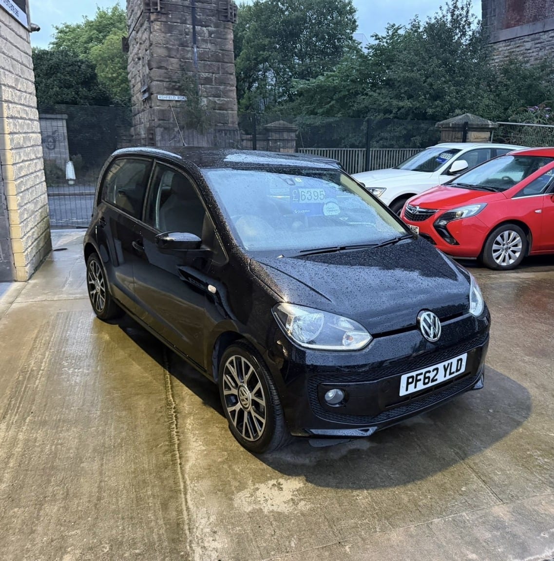 Volkswagen up! - image 1 of 14