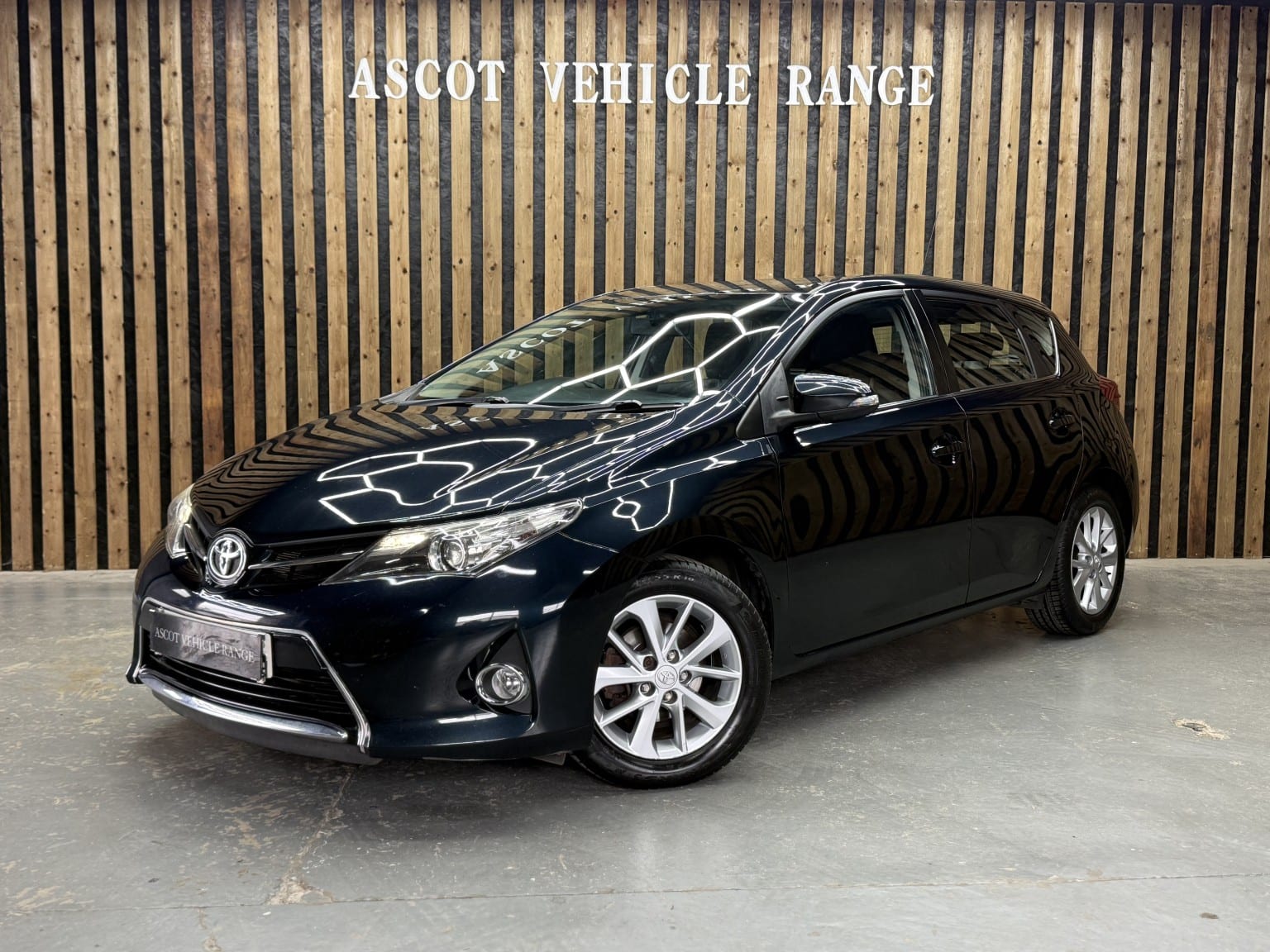 Toyota Auris - image 1 of 48