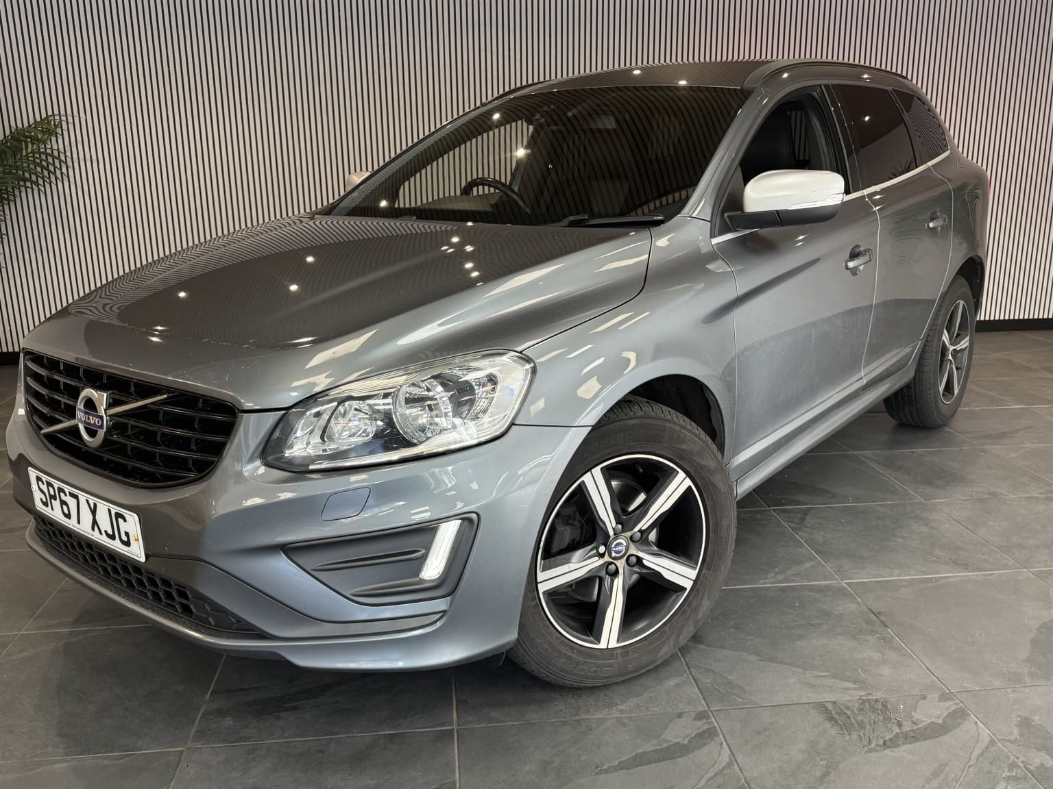 Volvo XC60 - image 1 of 30