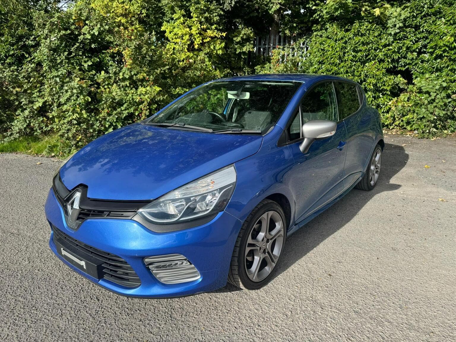 Renault Clio - image 1 of 11