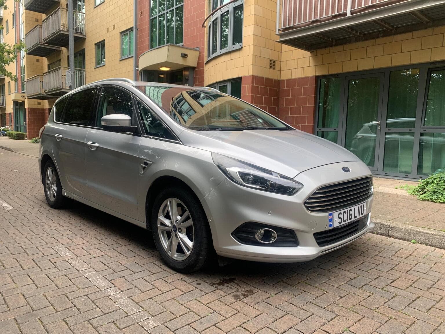 Ford S-MAX - image 1 of 37