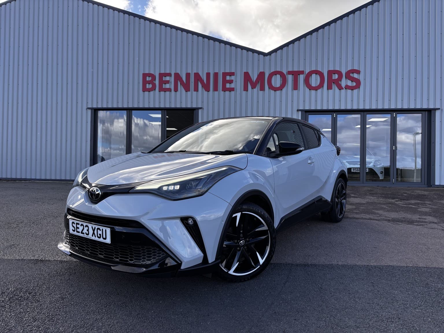 Toyota C-HR - image 1 of 29