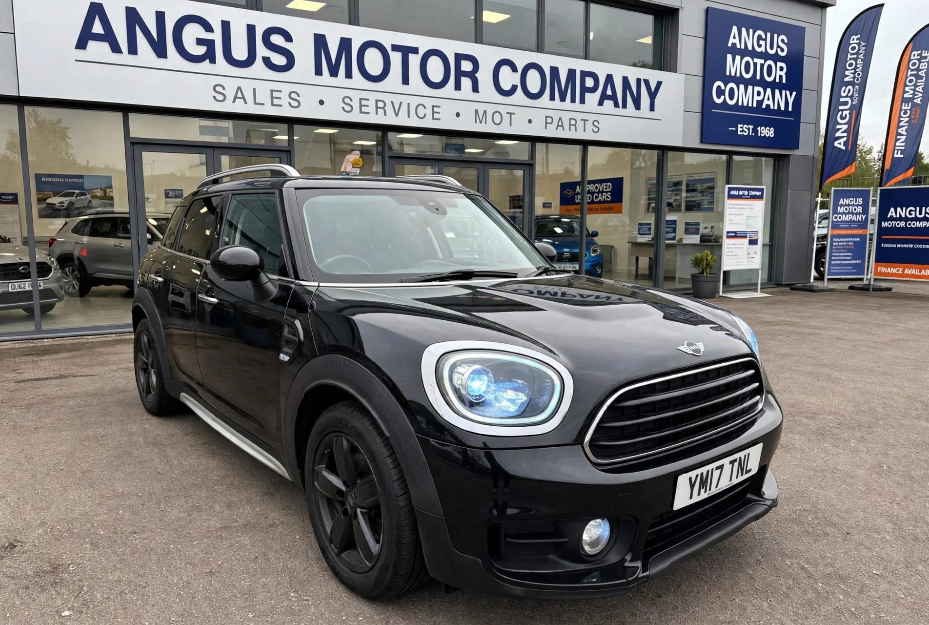 MINI Countryman - image 1 of 4