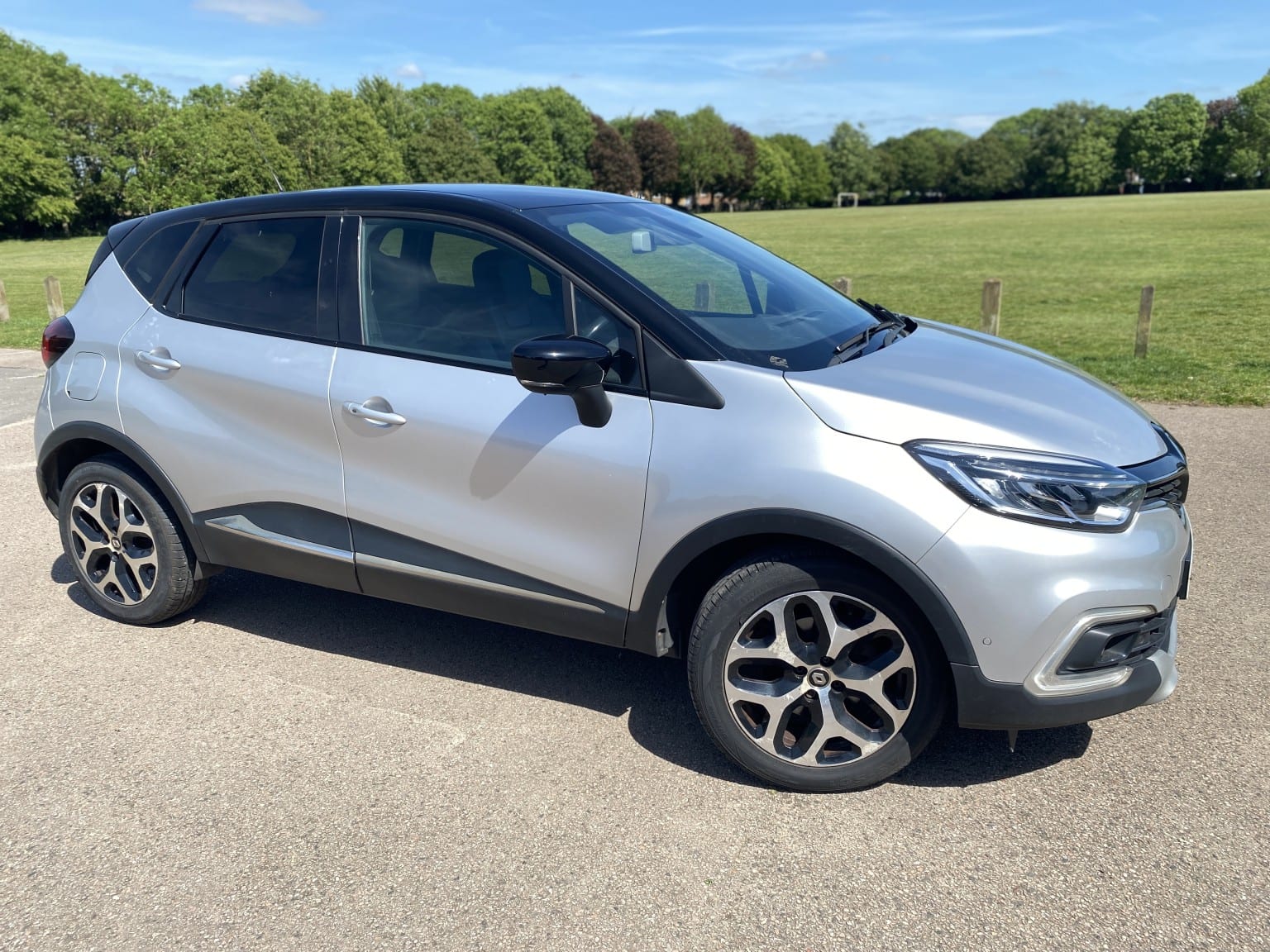 Renault Captur - image 1 of 18