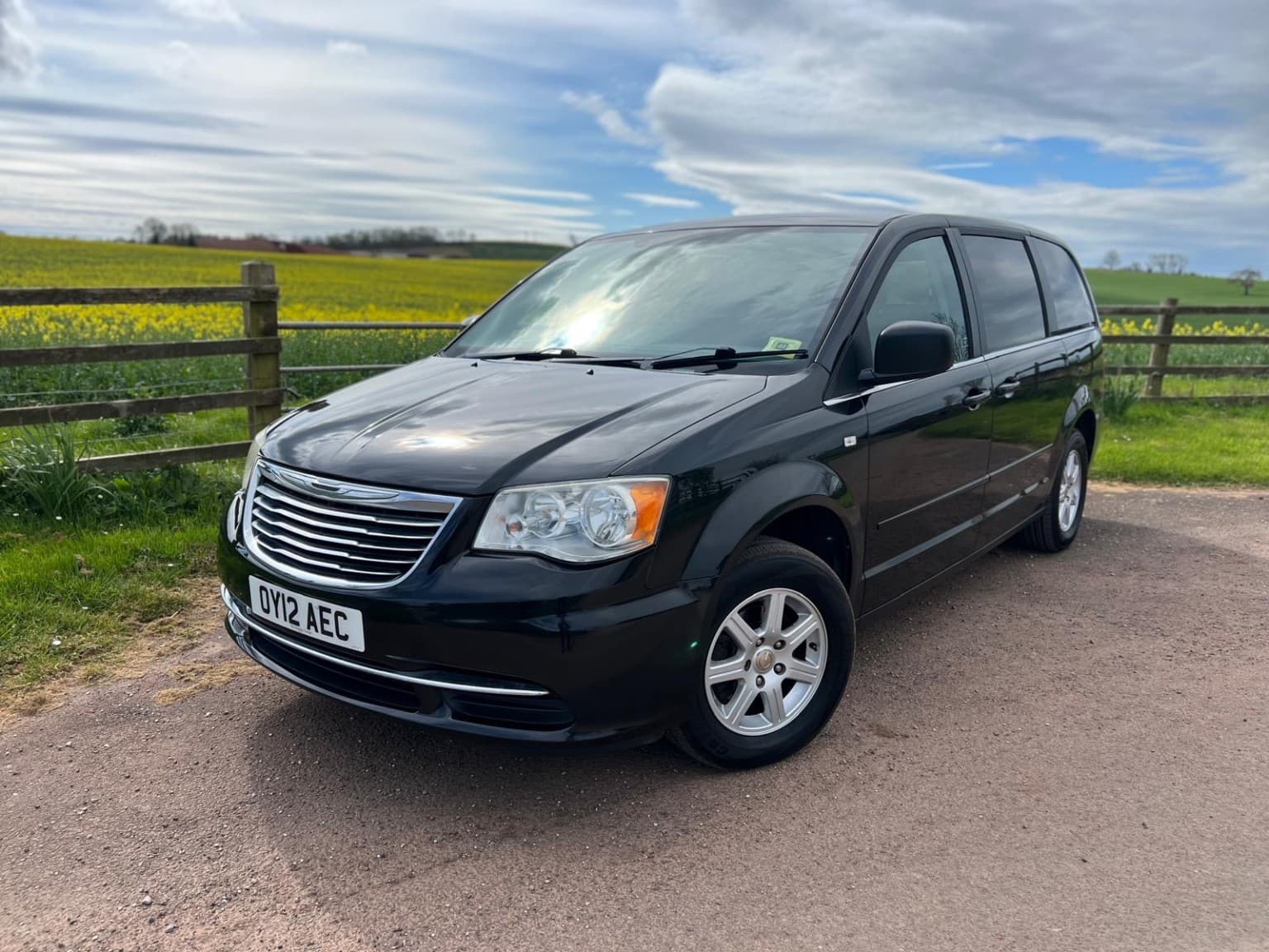 Chrysler Grand Voyager - image 1 of 17