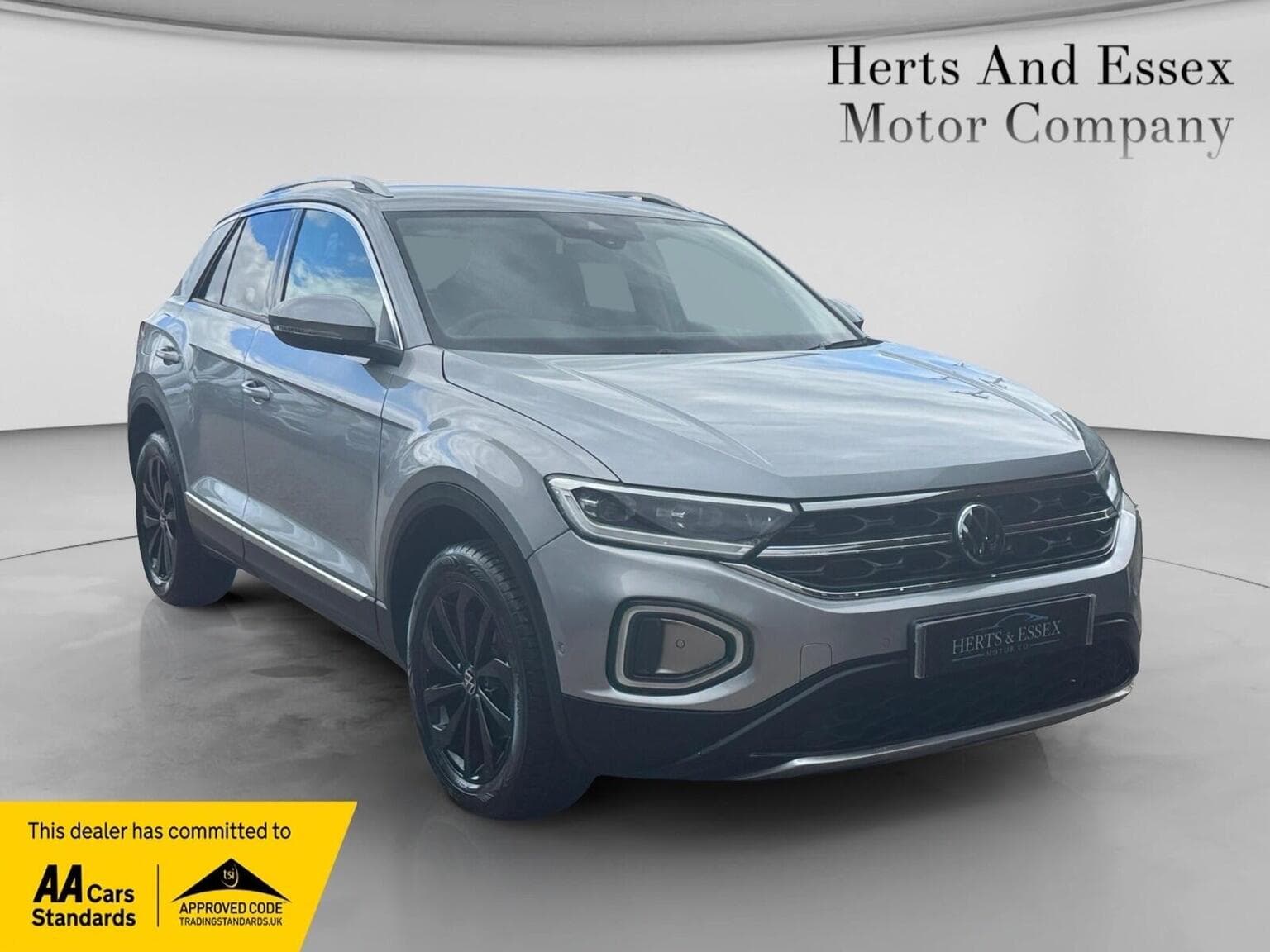 Volkswagen T-Roc - image 1 of 48
