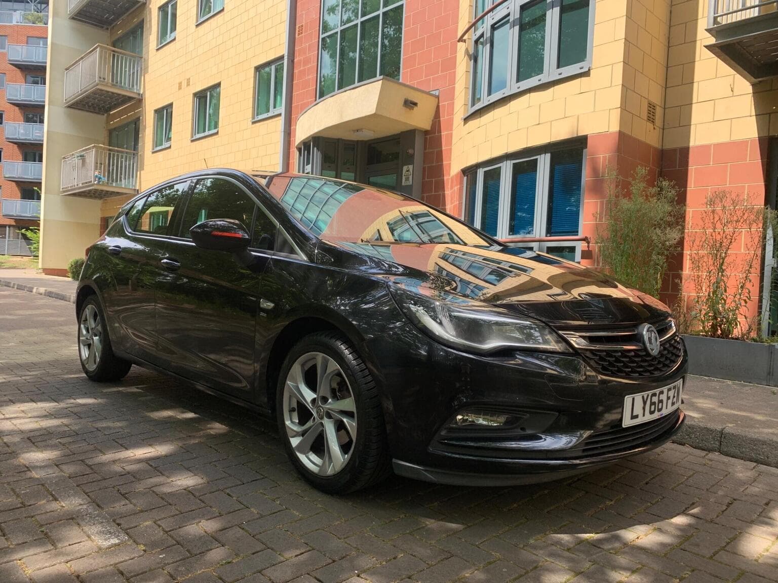 Vauxhall Astra - image 1 of 32