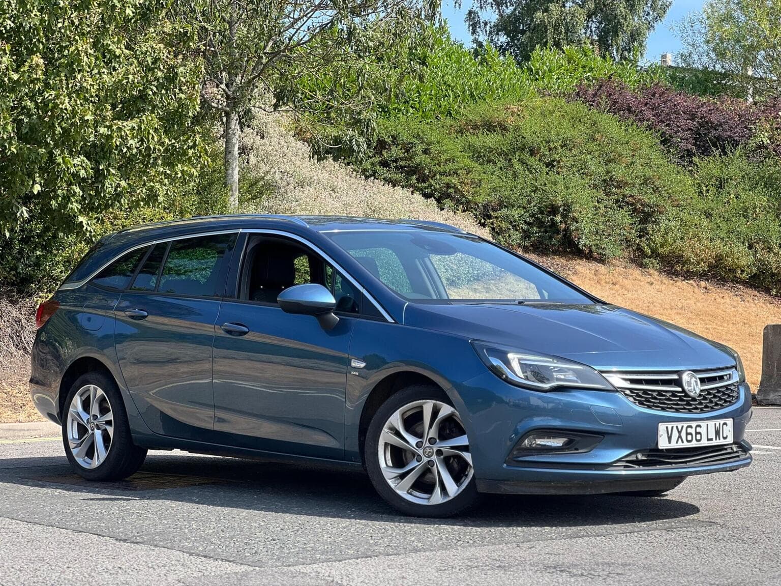 Vauxhall Astra - image 1 of 41