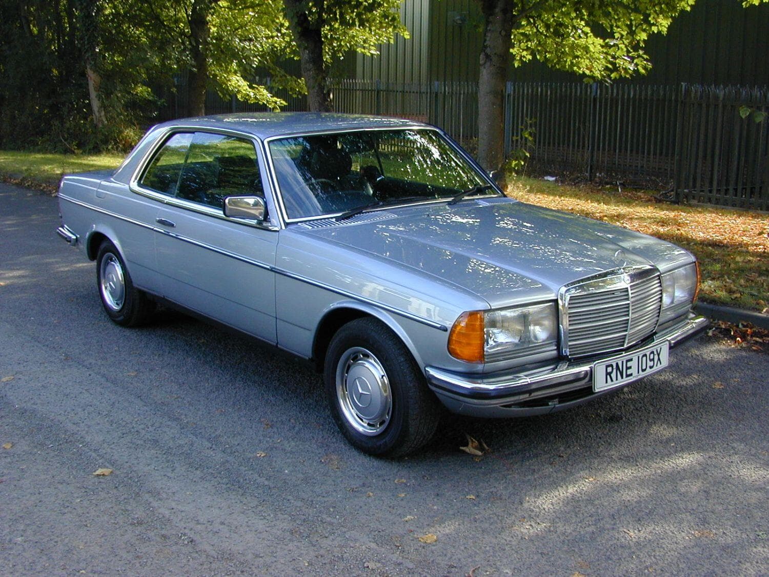 Mercedes-Benz 230 - image 1 of 92