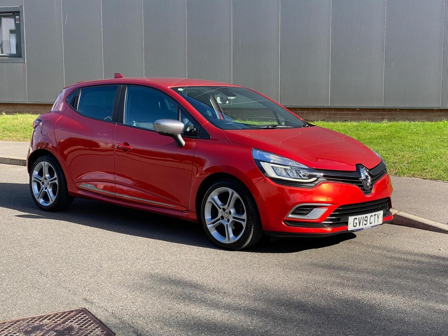 Renault Clio - image 1 of 6
