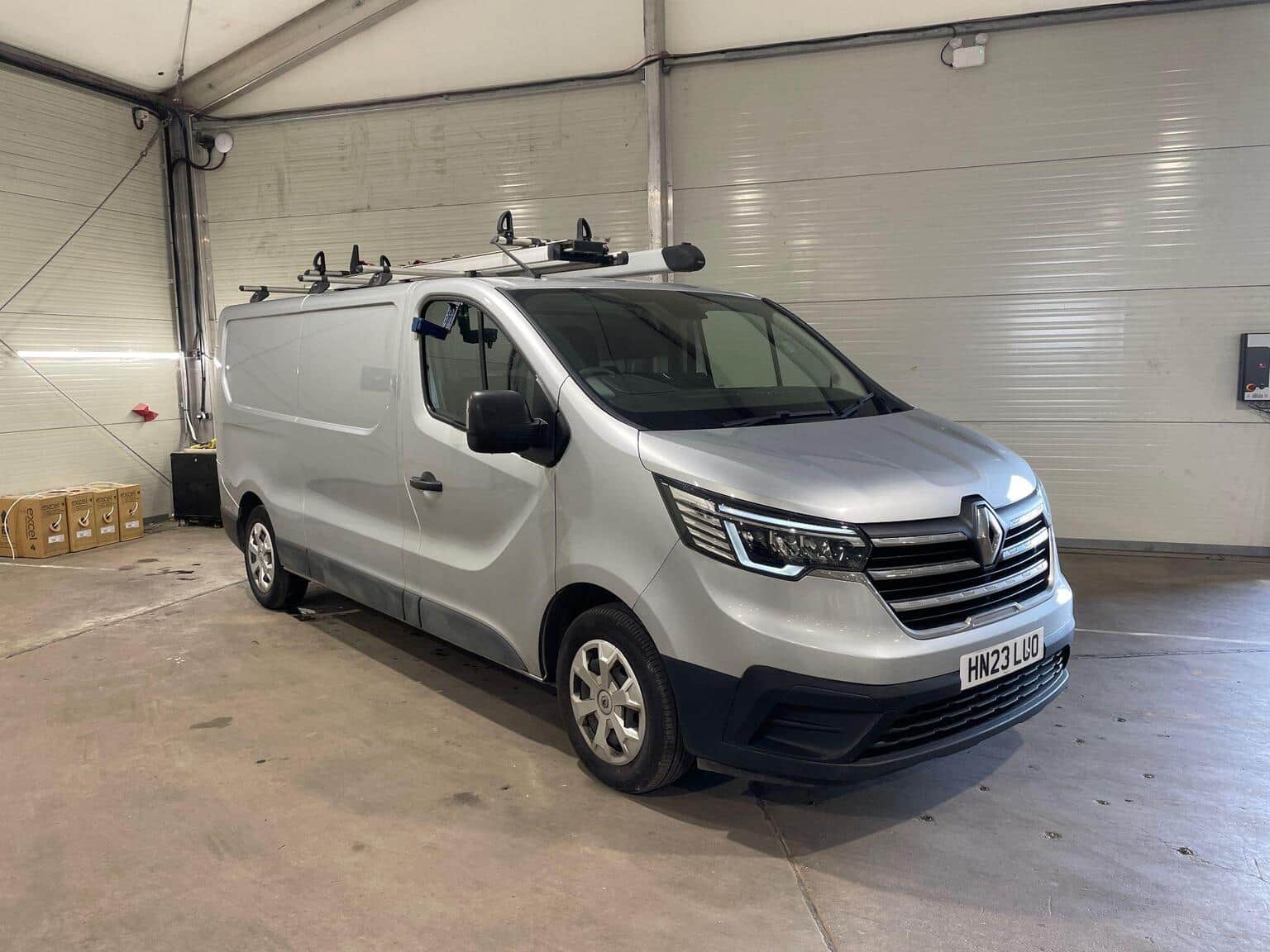 RENAULT TRAFIC - image 1 of 8