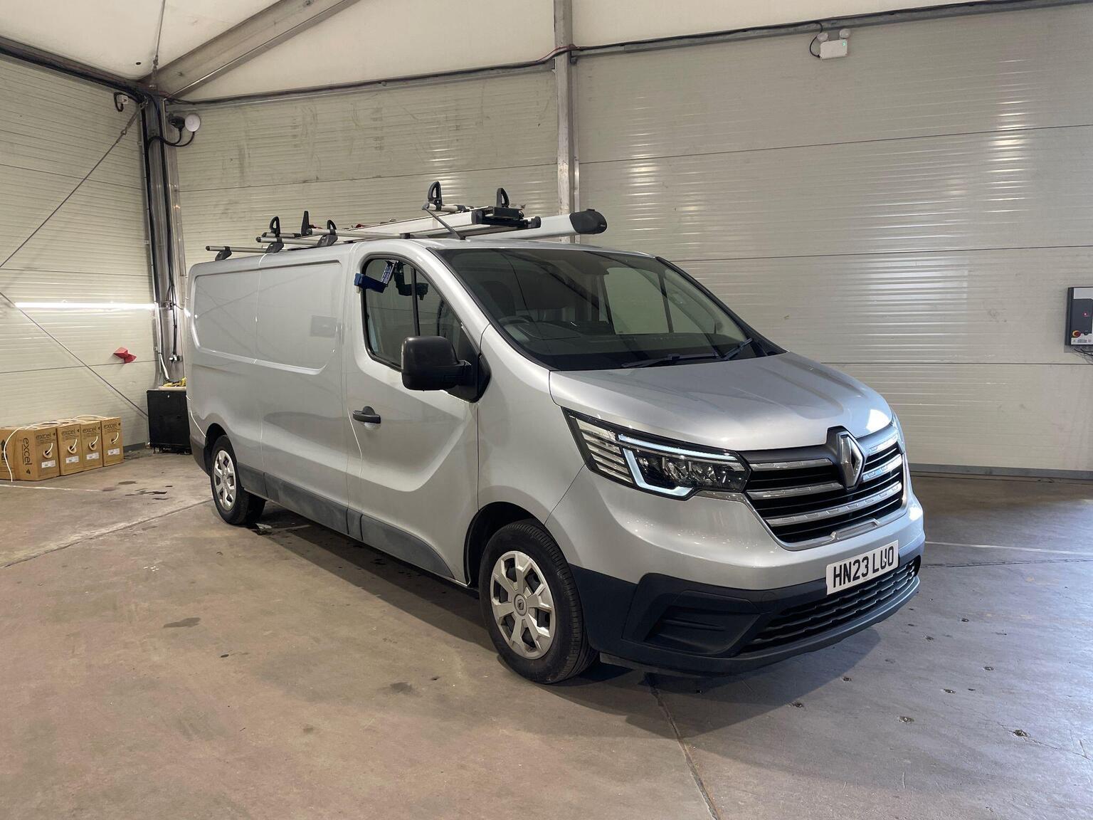 RENAULT TRAFIC - image 1 of 8
