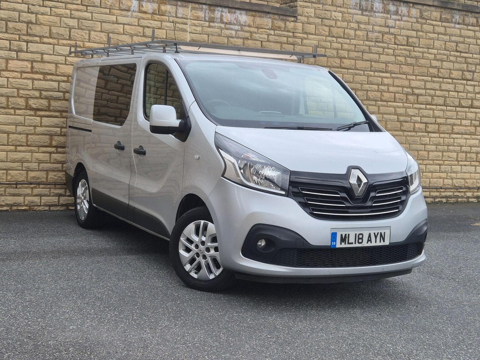 Renault Trafic - image 1 of 30