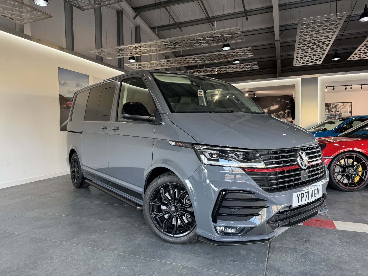 Volkswagen Transporter - image 1 of 9