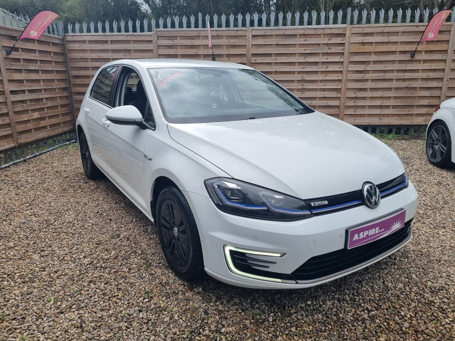 Volkswagen E-Golf - image 1 of 23