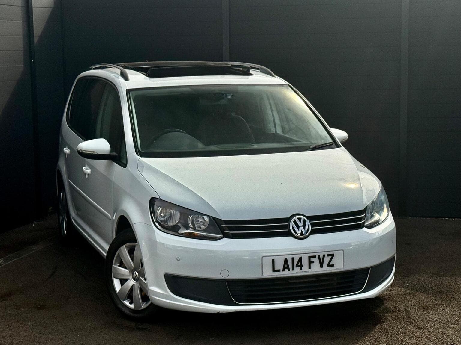 Volkswagen Touran - image 1 of 56