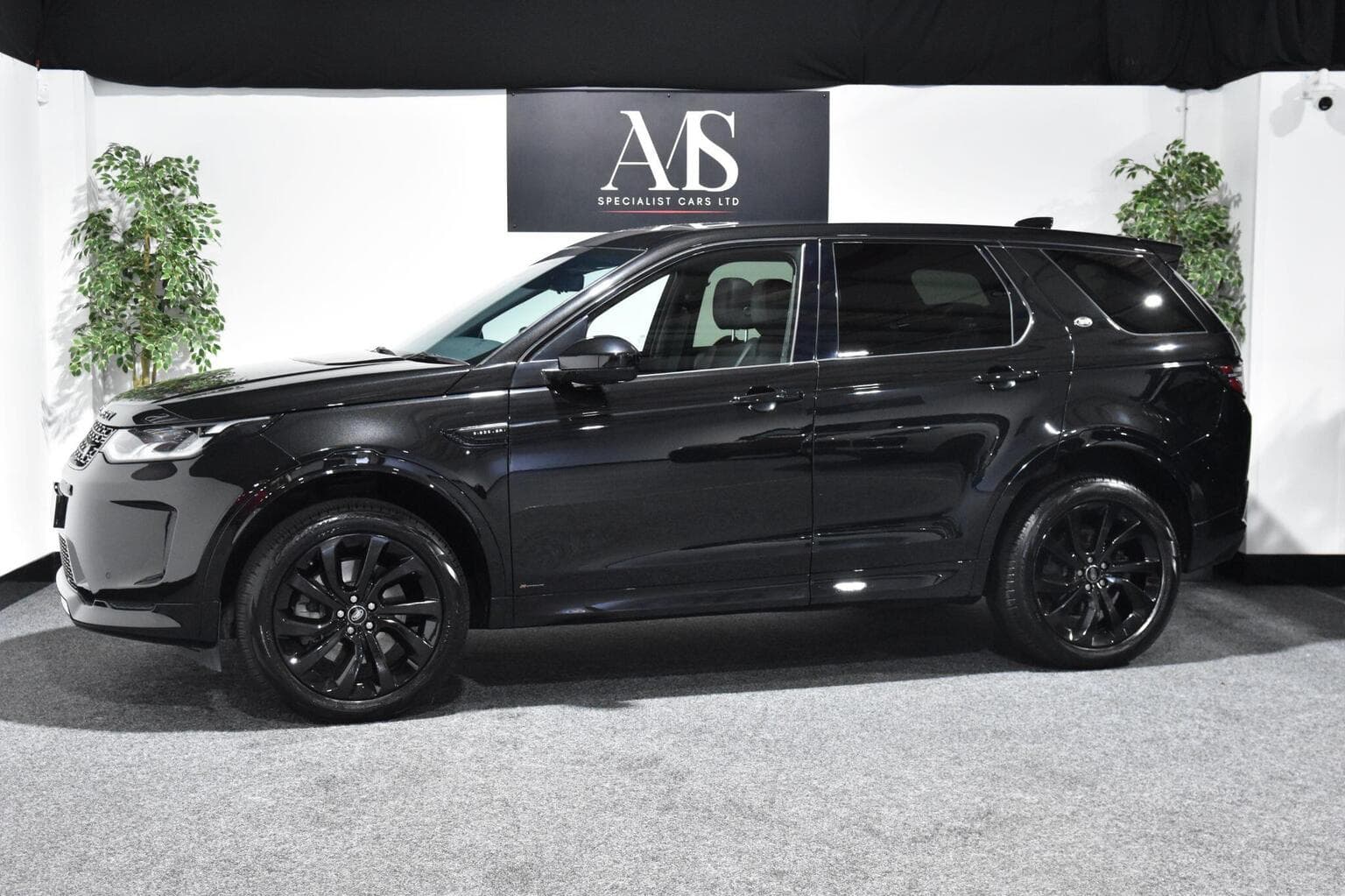Land Rover Discovery Sport - image 1 of 33