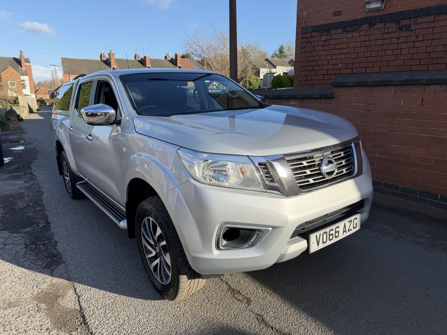 Nissan Navara - image 1 of 21