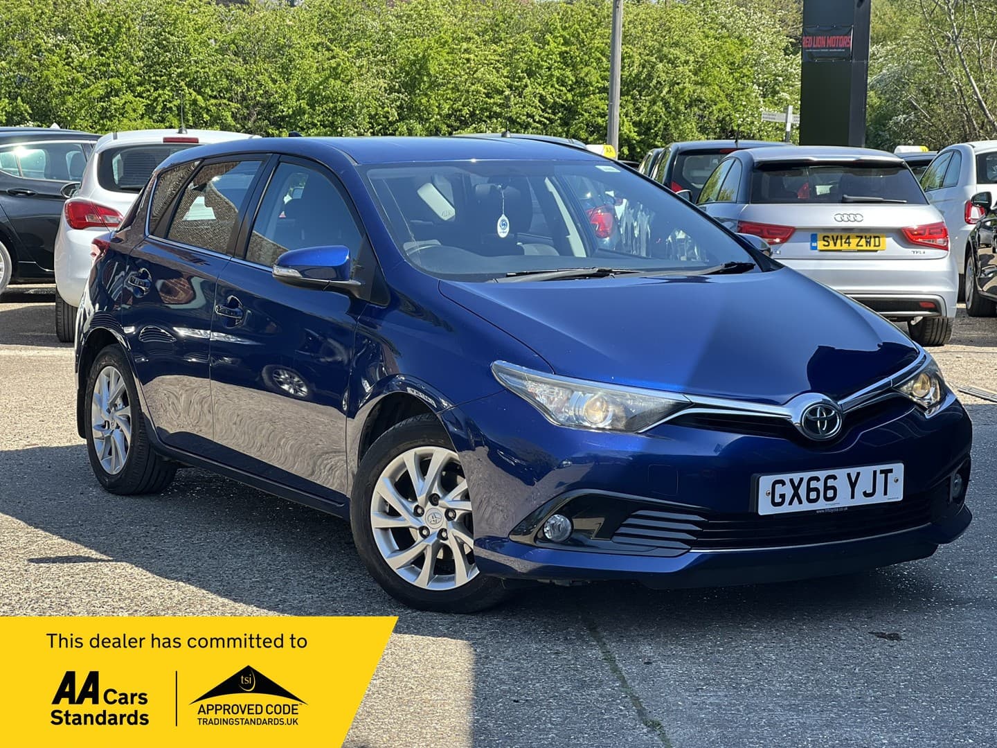 Toyota Auris - image 1 of 59